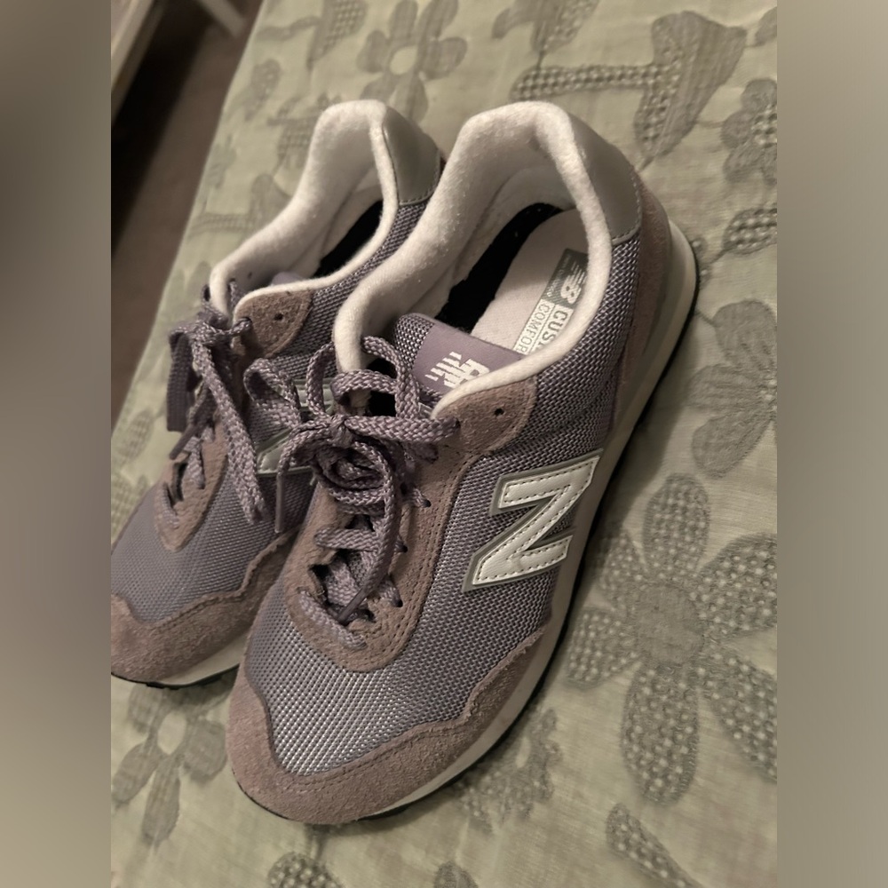 Women’s New Balance tennis shoes